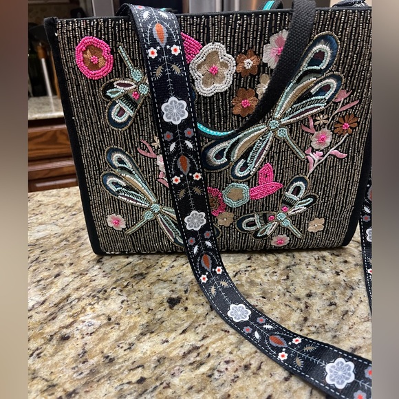 America and beyond crossbody tote is a
perfect addition to your collection. 💕 - Picture 5 of 9